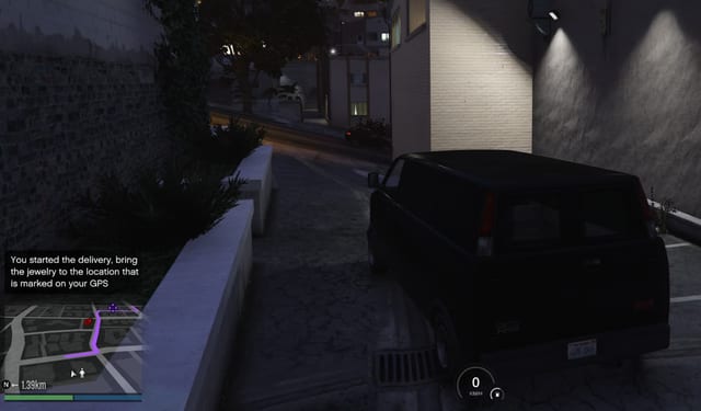 Dark van in an alley with a message to bring the jewelry to the location marked on the GPS and a minimap route.